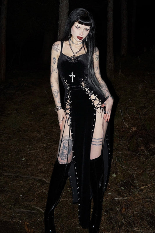 Slit-Detail Gothic Dress with Fitted Shape Main image